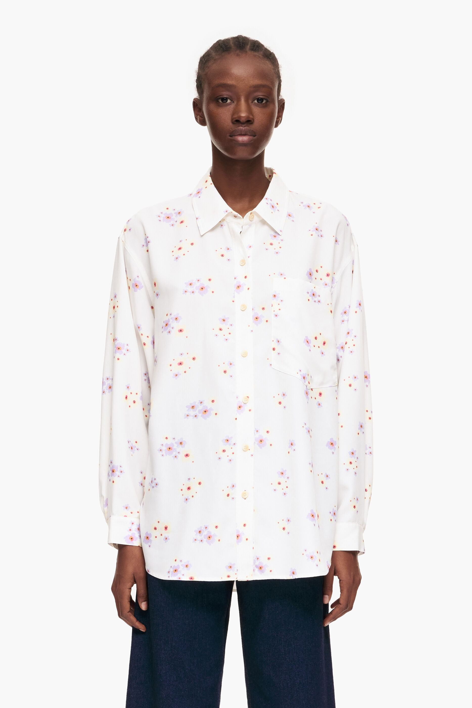 Camisa fluida off-white com estampa de flores em acrílico.
