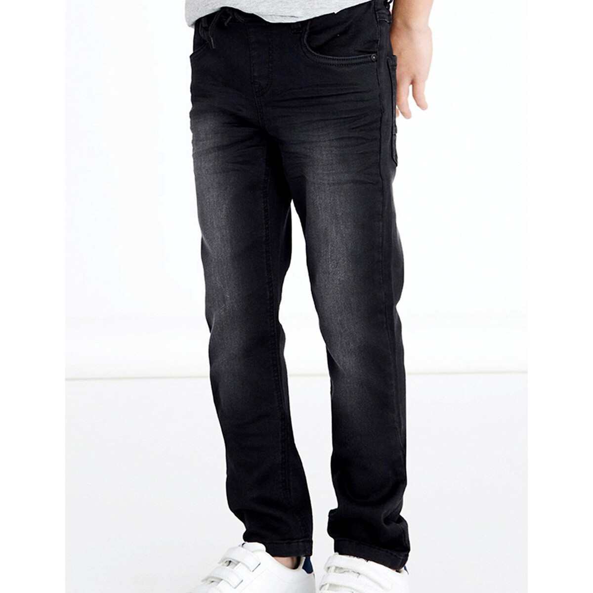 DÊ UM NOME A ELE<br>Calça jeans reta