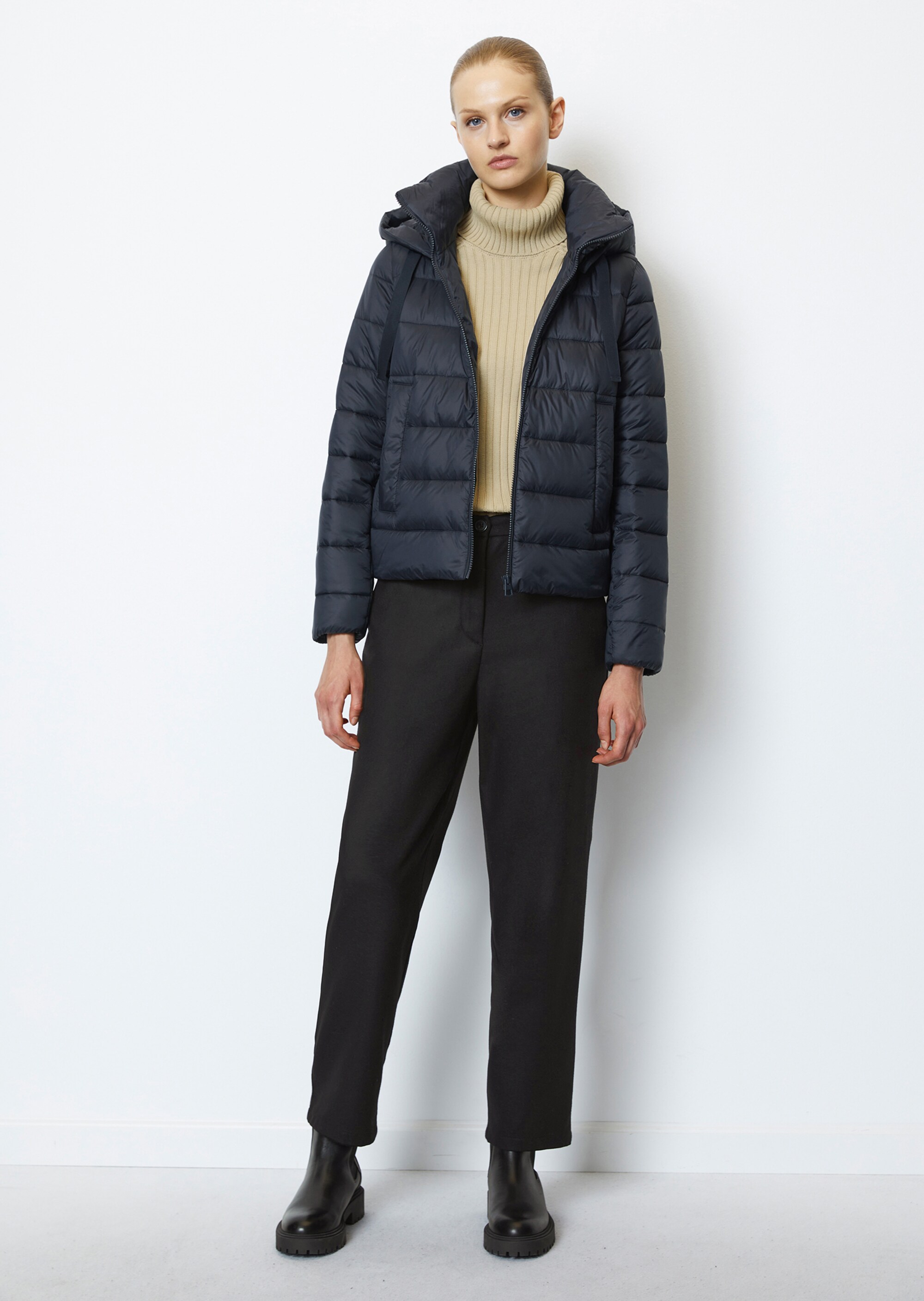 Leichte Kapuzen-Steppjacke regularaus recycelten Materialien