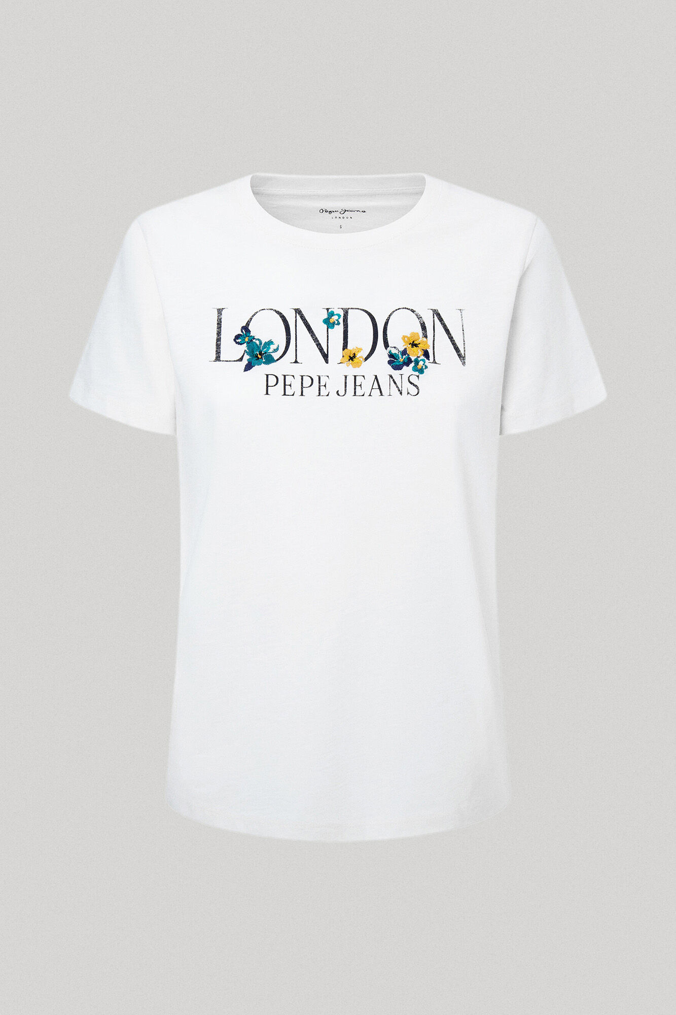 estampa de logotipo em camiseta