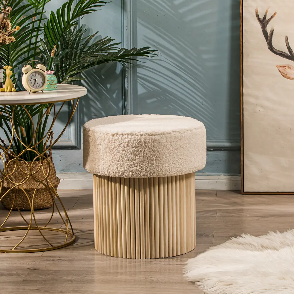 Poef met witte krullen en houten basis
