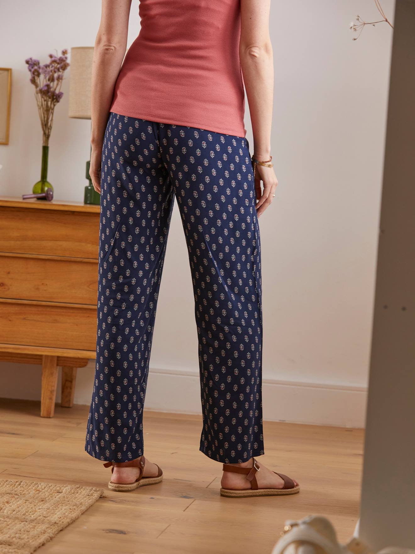 Calças de maternidade fluidas em viscose estampada azul-escura.