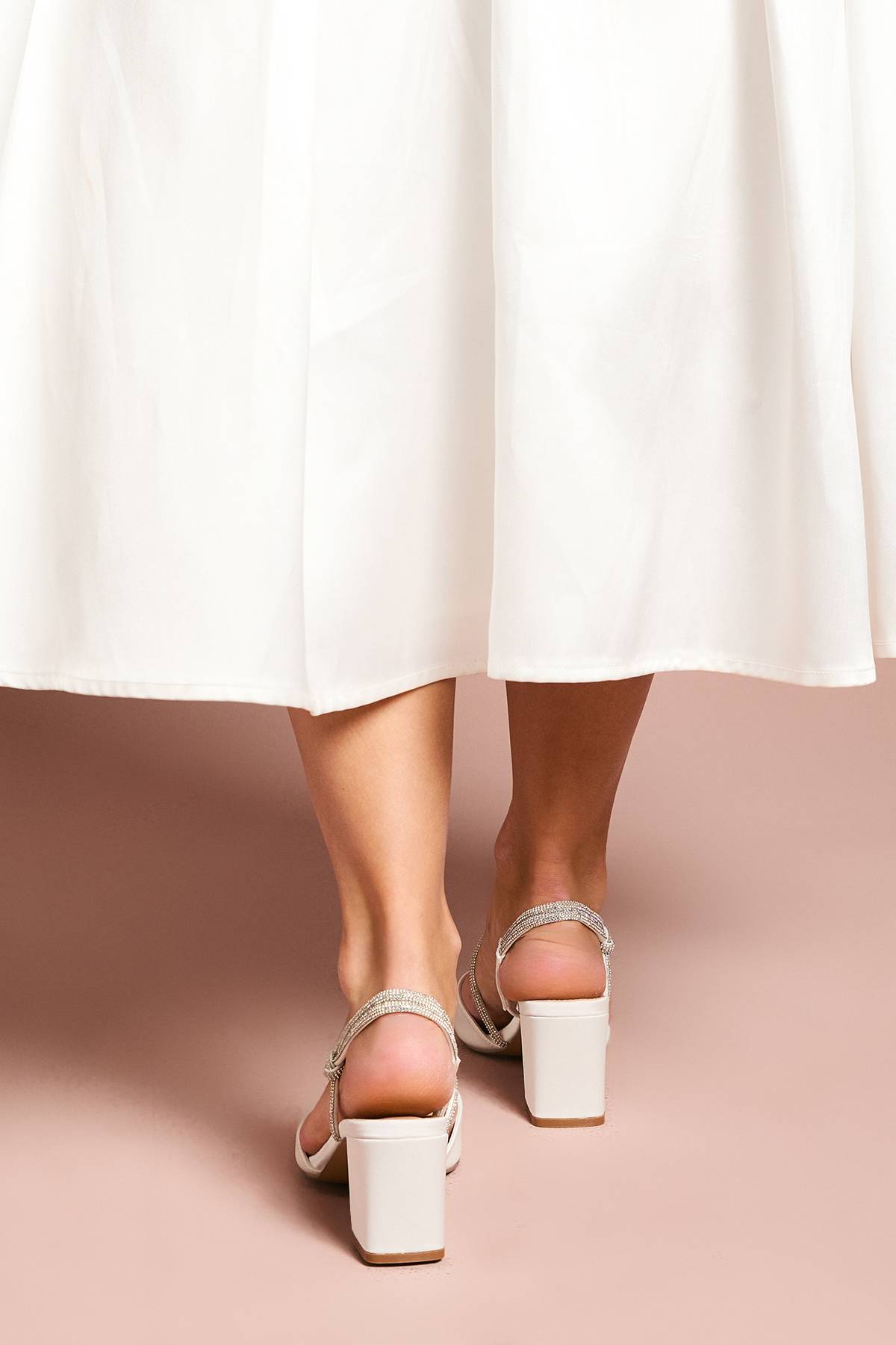 Coast Escarpins de Mariée Deyla Coupe Large en Satin avec Bride Asymétrique Ornée de Strass et Talon Bloc Haut