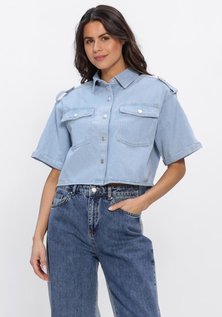 lichtblauwe alix the label blouses ladies woven flowy denim shortsleeve blouse