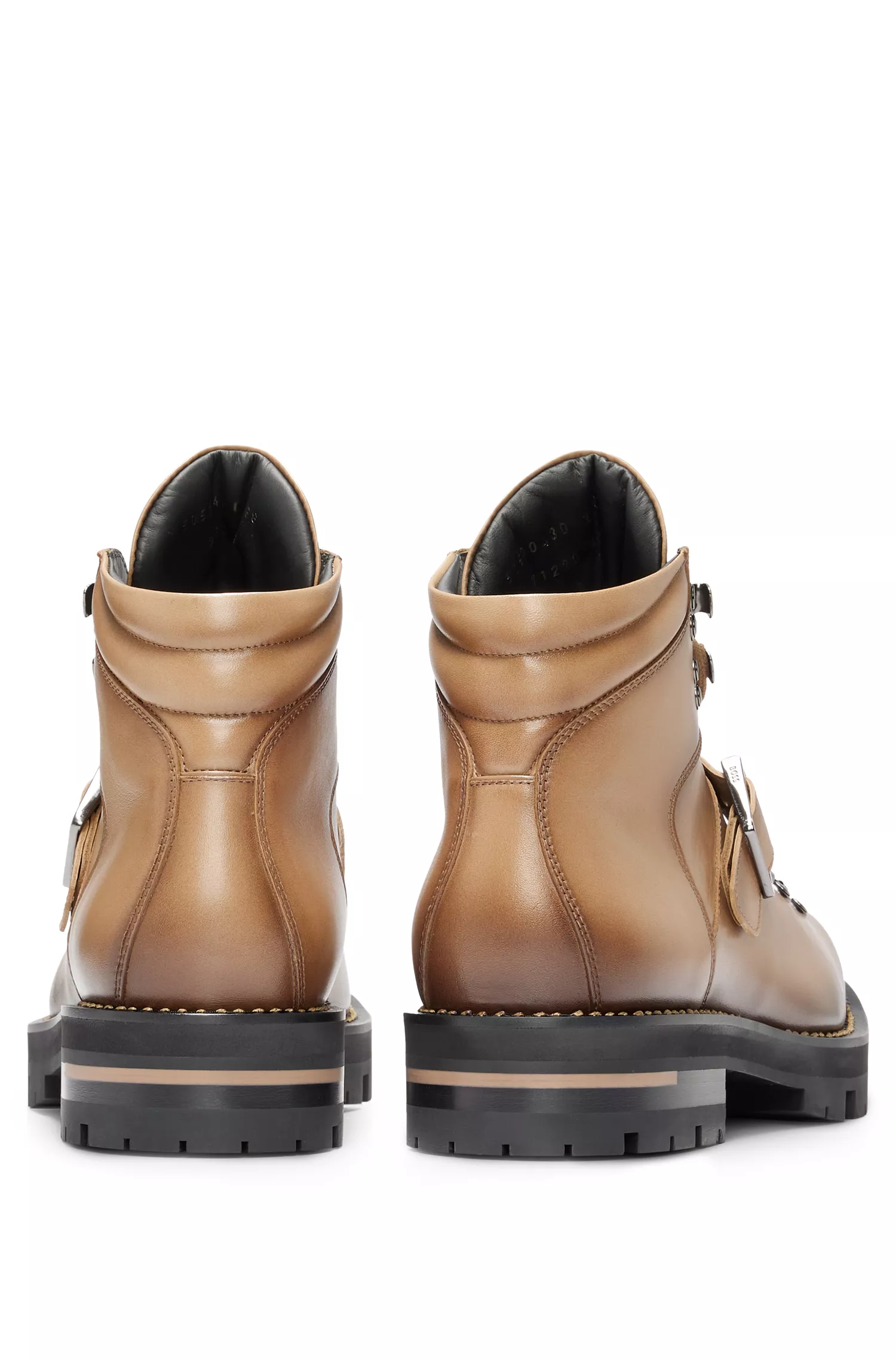 Botas BOSS pretas, fabricadas na Itália, em couro com fivela da marca.