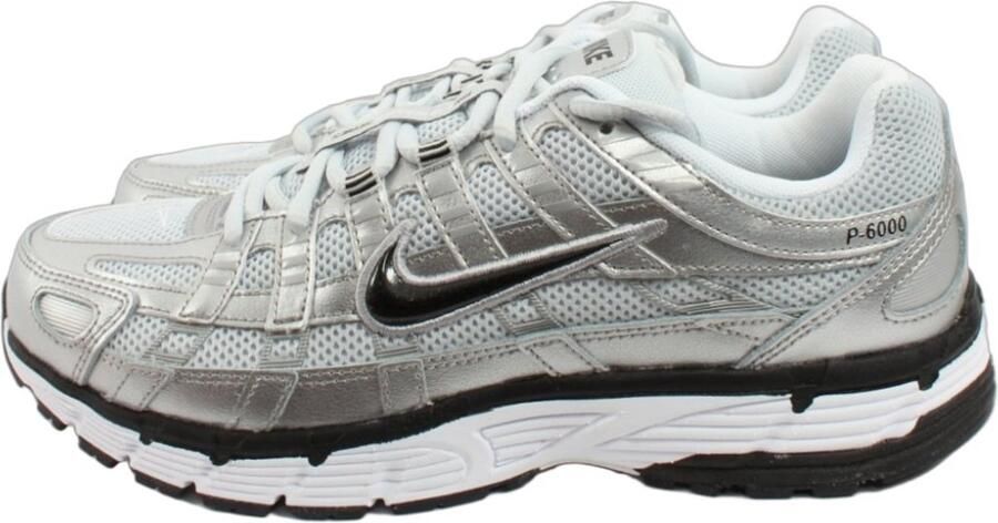 Nike P-6000 White Metallic Silver Pure Platinum Black- Dames White Metallic Silver Pure Platinum Black