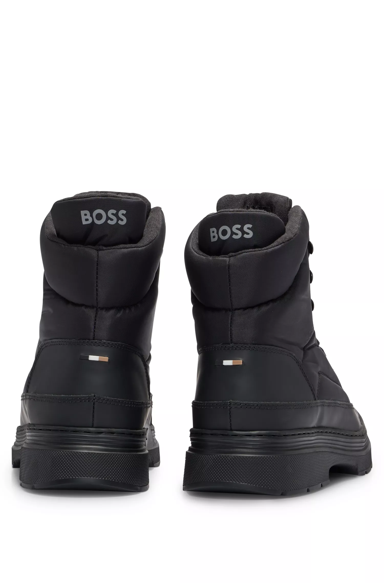 Botas BOSS pretas de cano curto com couro emborrachado e acolchoamento.