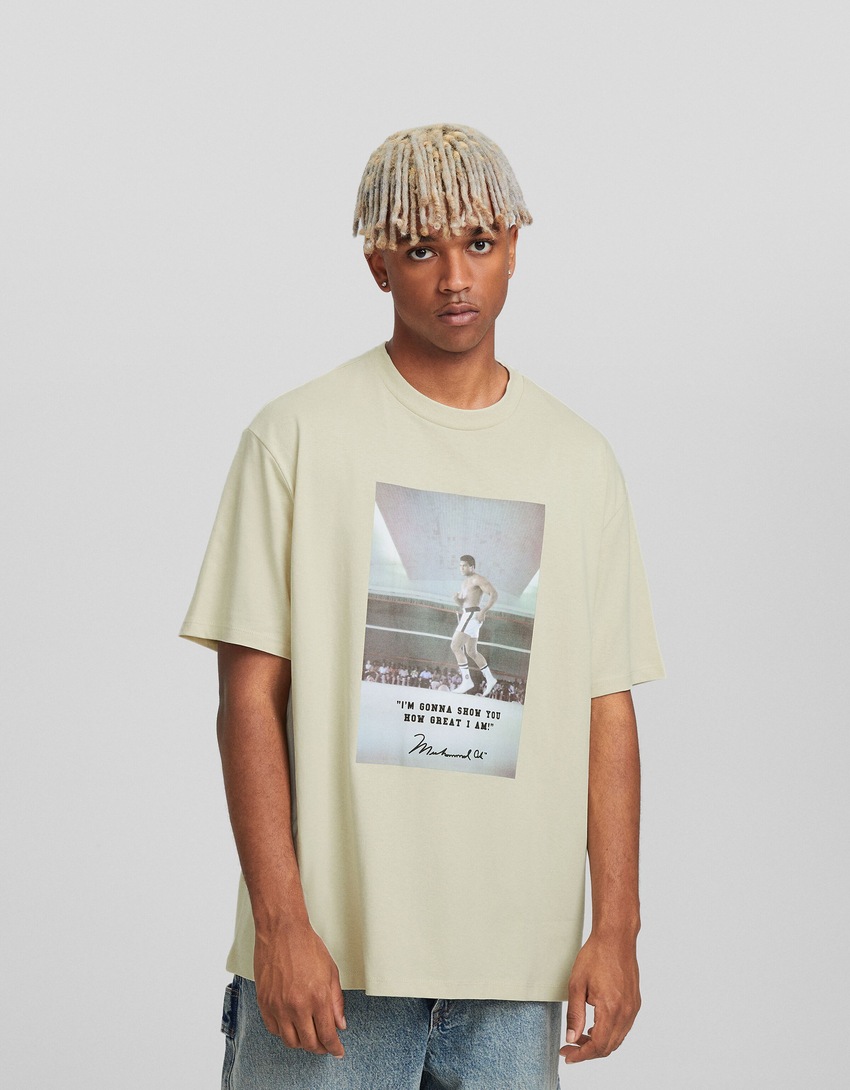 Camiseta de manga curta com estampa de Muhammad Ali e modelagem quadrada.