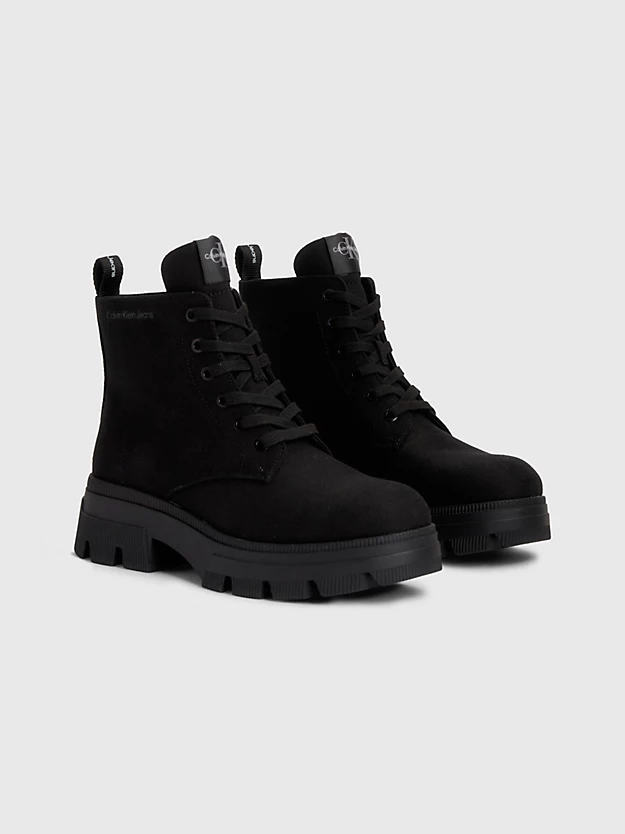 Botas de salto alto feitas de lona reciclada