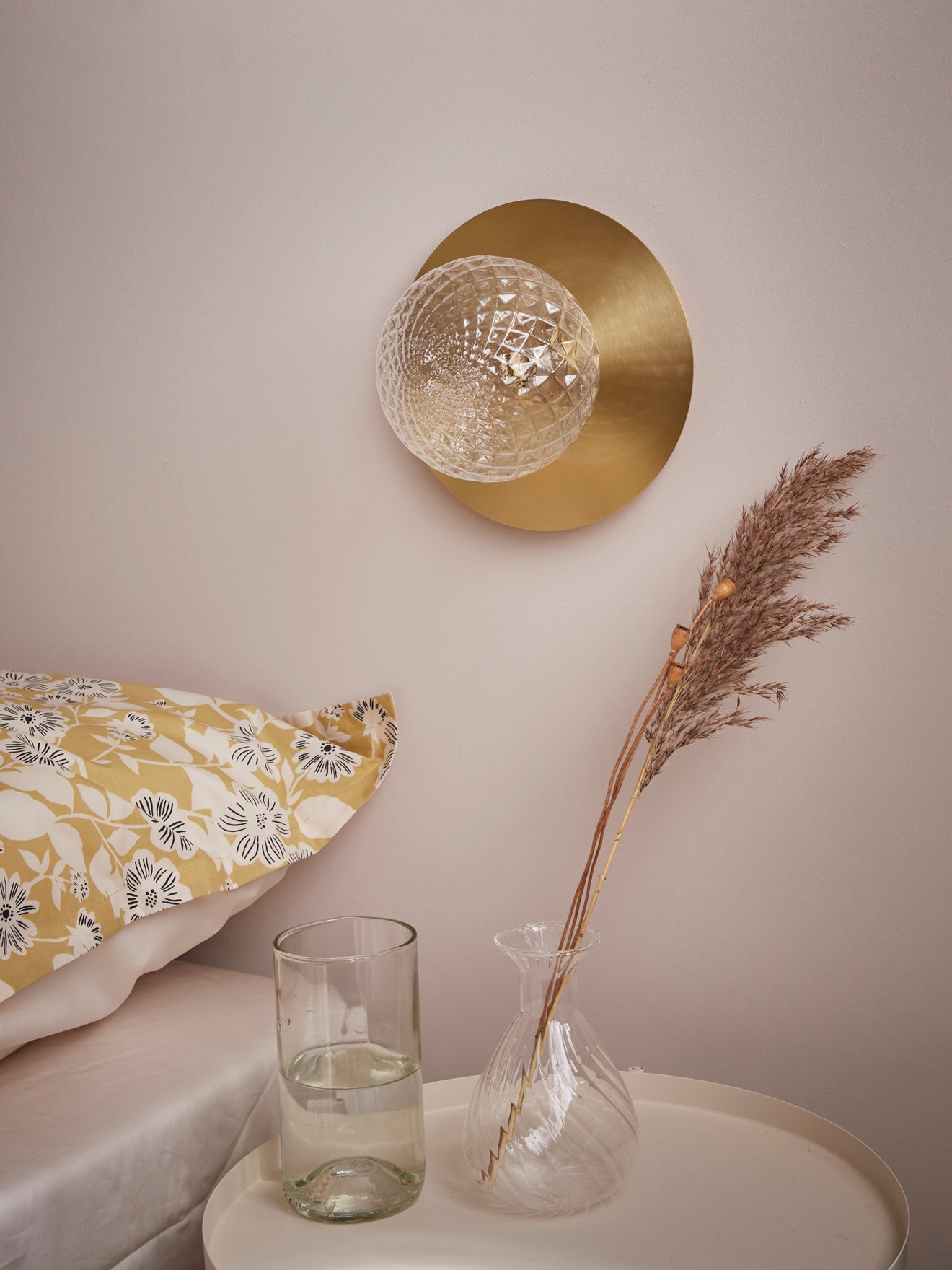 Applique globe et métal