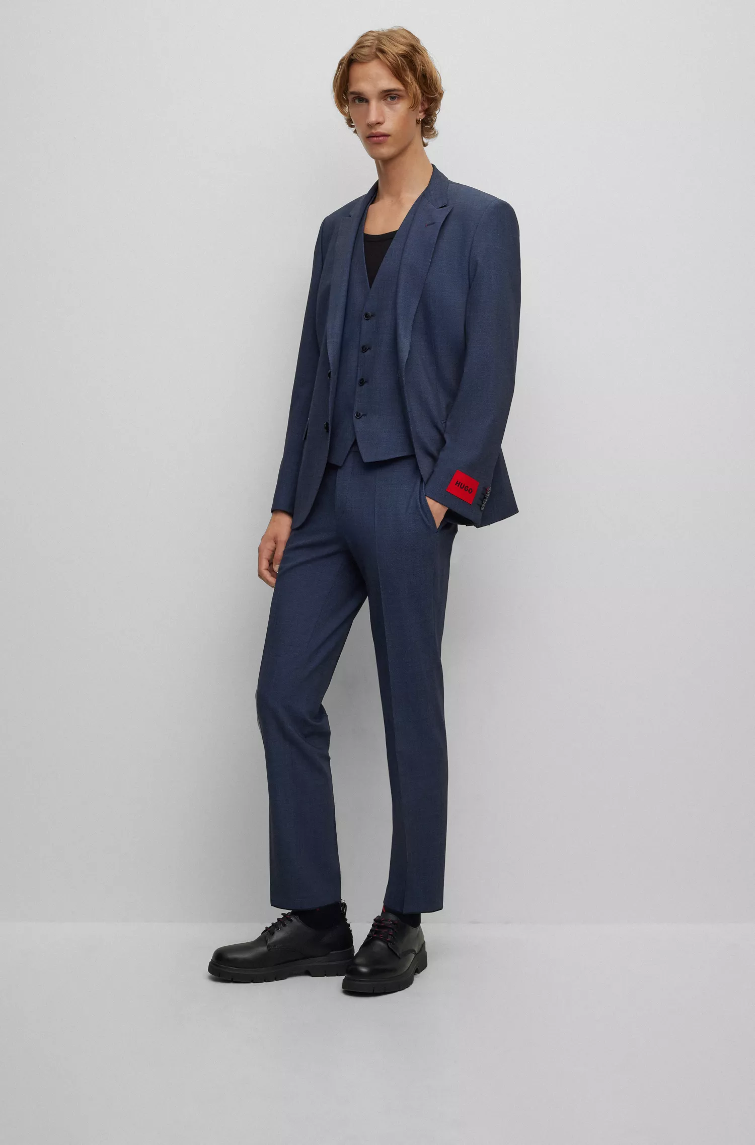 Terno HUGO vermelho de três peças, corte slim, em sarja elástica de alta performance.