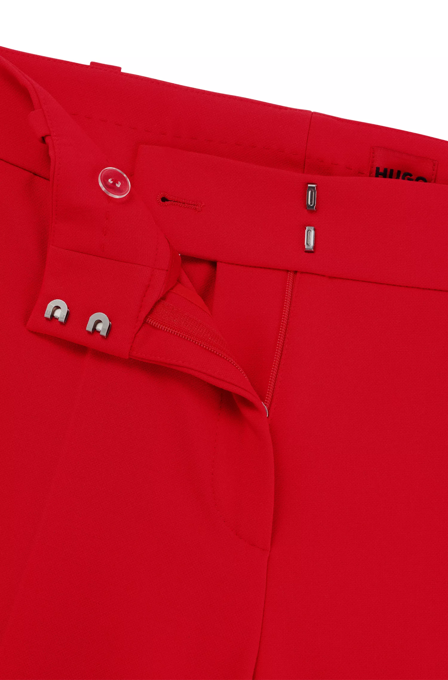 Calça HUGO vermelha, corte reto, estilo bota, em tecido elástico.