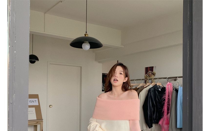 Gilmort - Lange mouw off-shoulder tweekleurige sweaterjurk