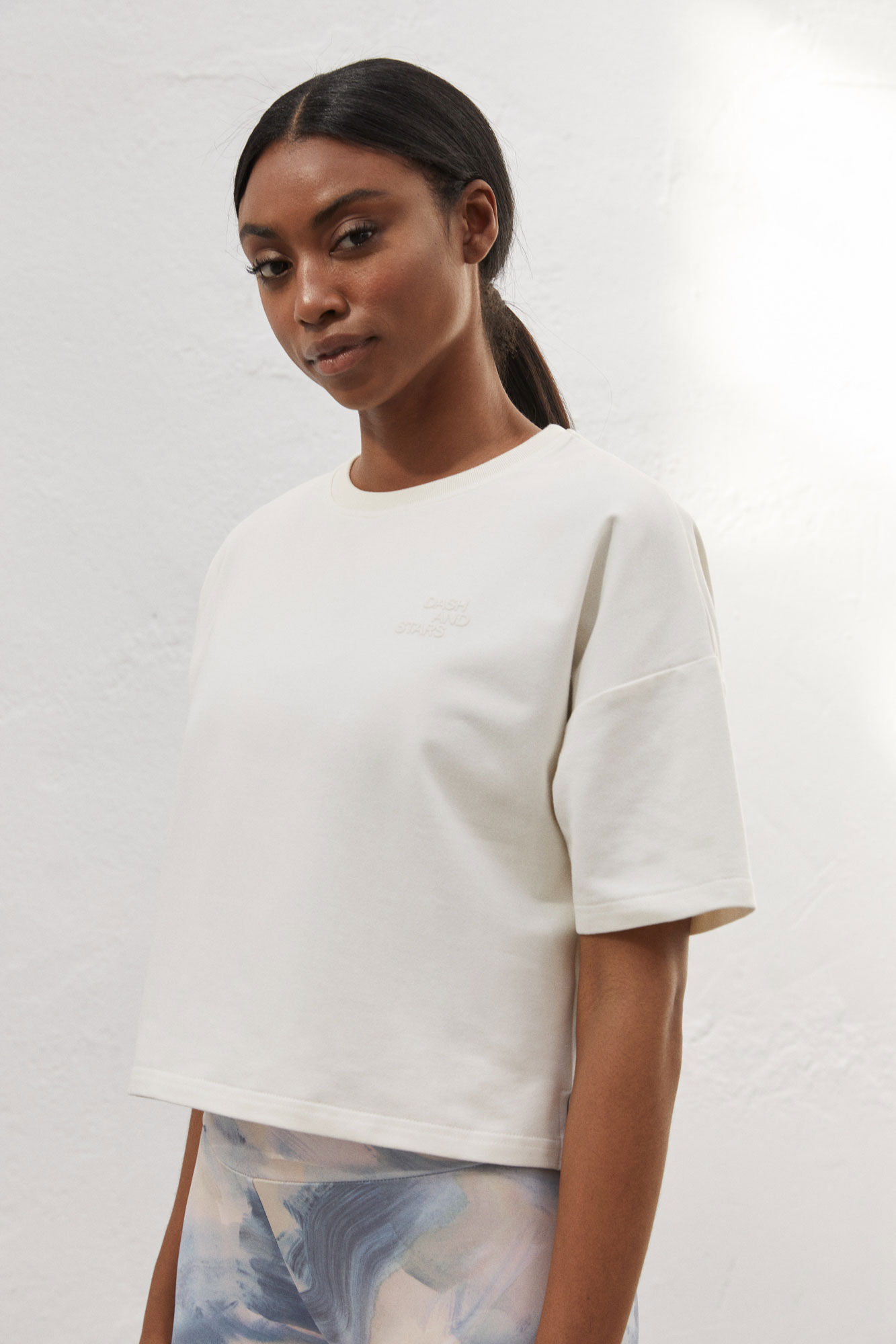 Camiseta branca cropped - bege