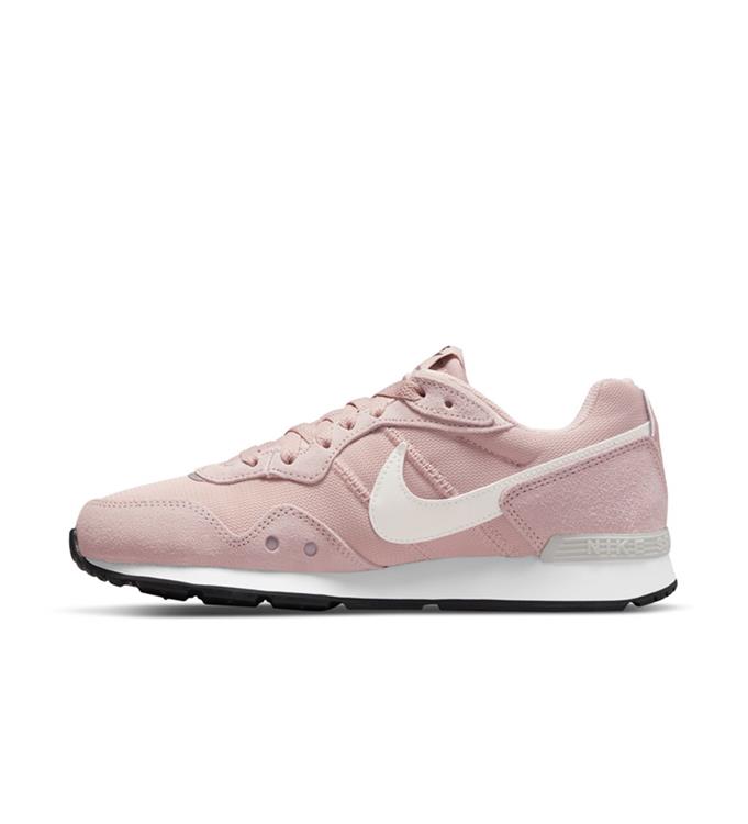 Nike Women Venture Runner Sneakers
