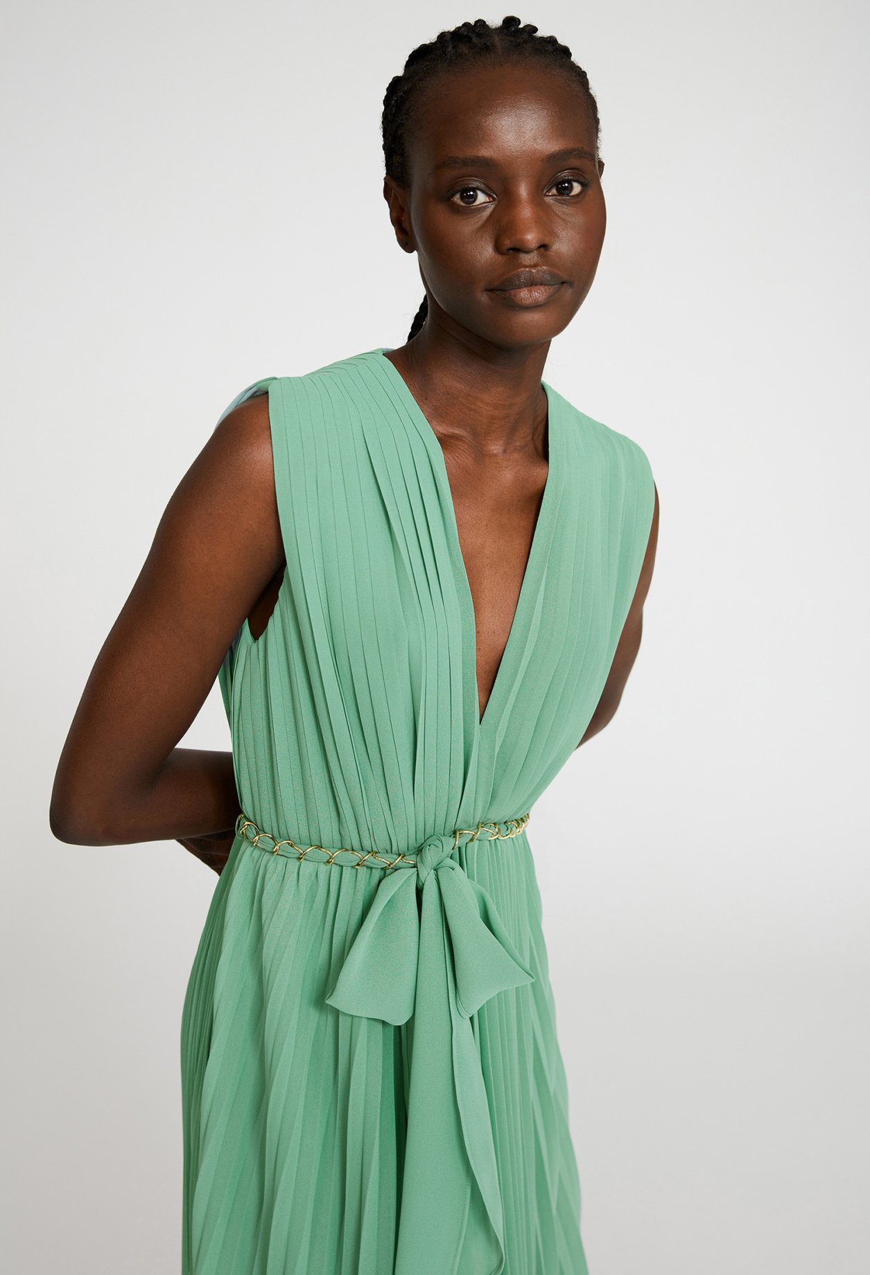 Robe midi plissee ceinturee