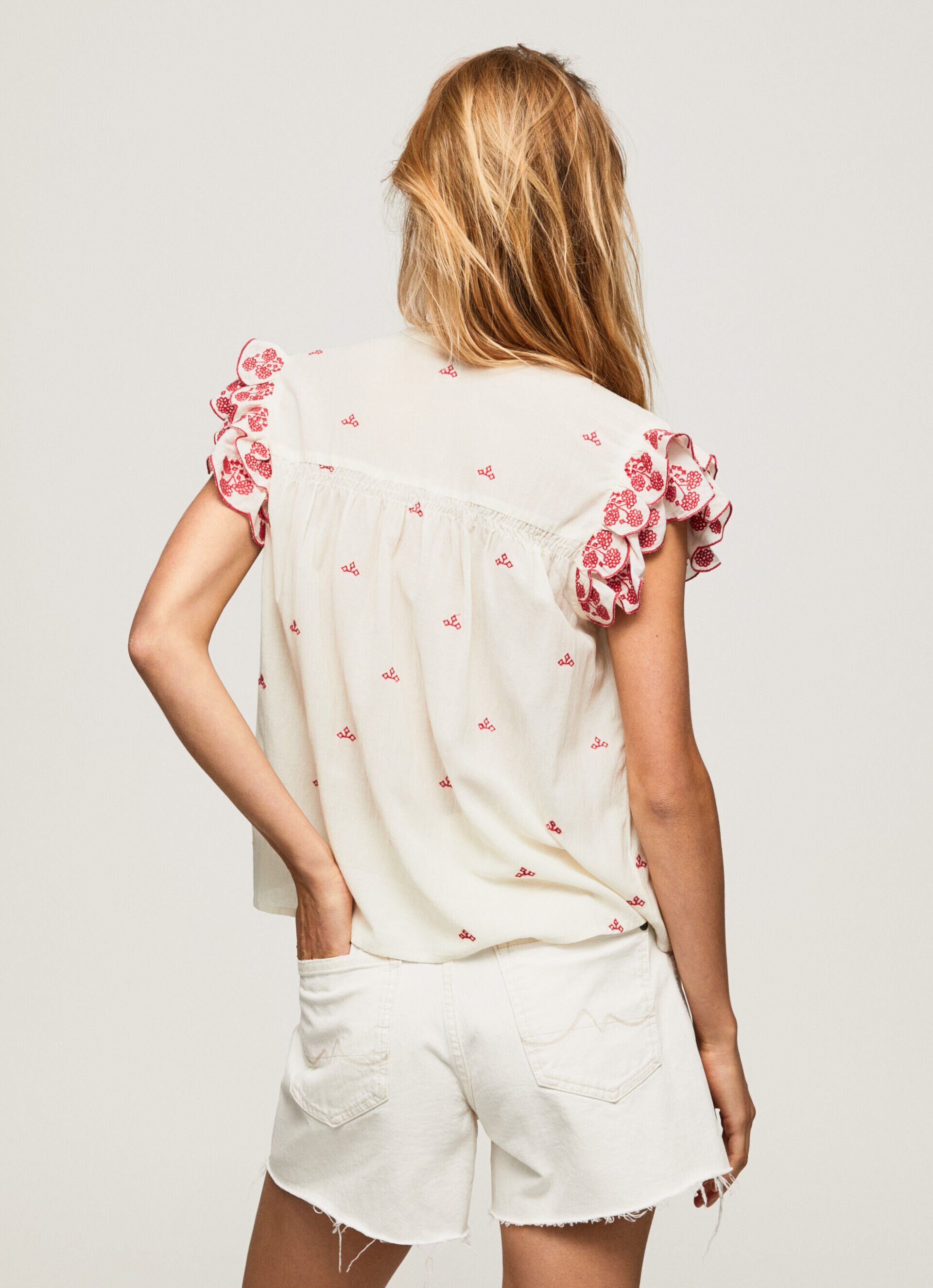 Blusa com decote Mao e detalhes bordados - multicolorida
