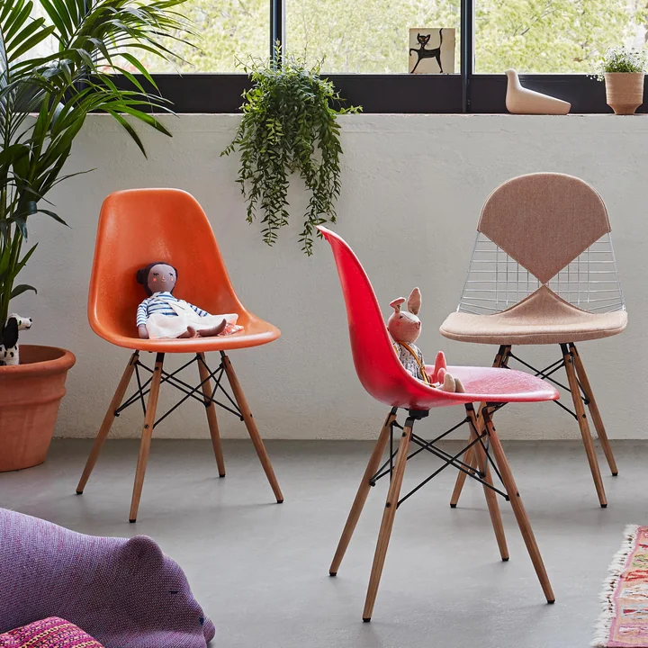 Vitra - Eames Plastic Side Chair DSW RE, Esche honigfarben / baumwollweiss (Filzgleiter basic dark)