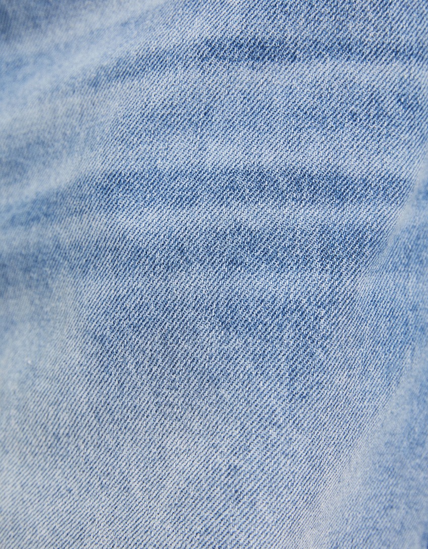 calça jeans estilo skater com efeito desbotado