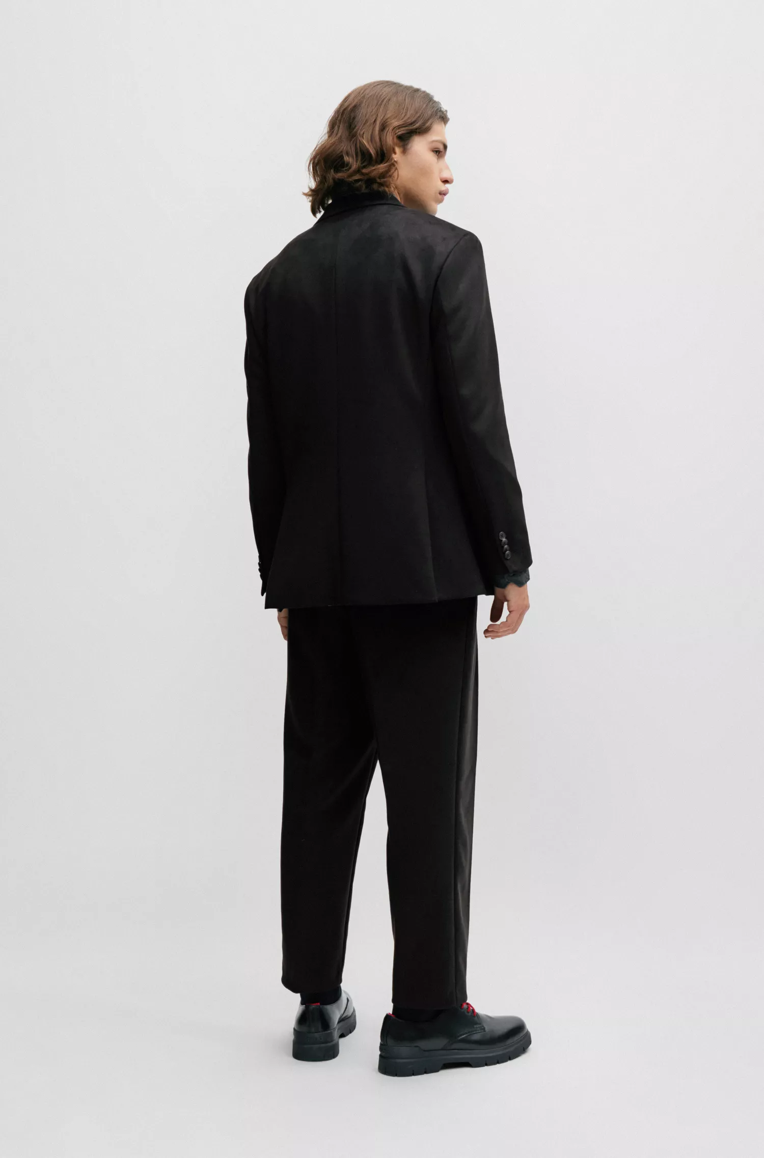 Terno HUGO vermelho, corte slim, em jérsei elástico de alta performance.