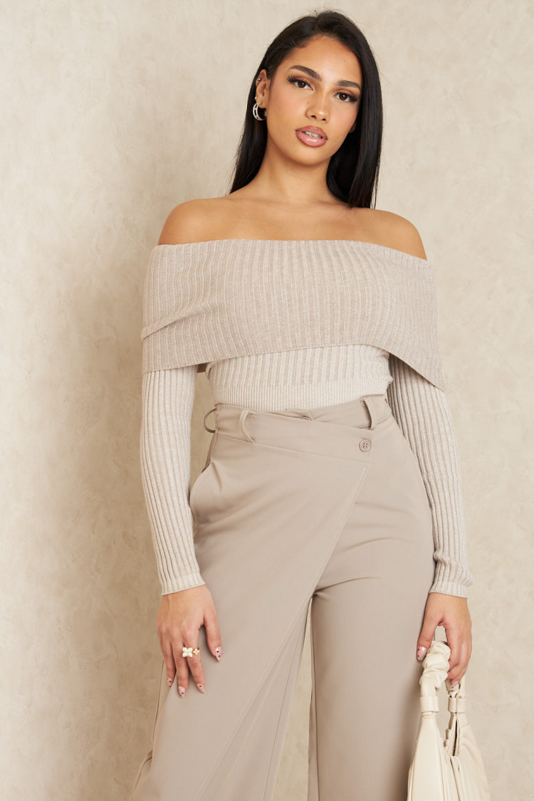Pull court beige à col bardot