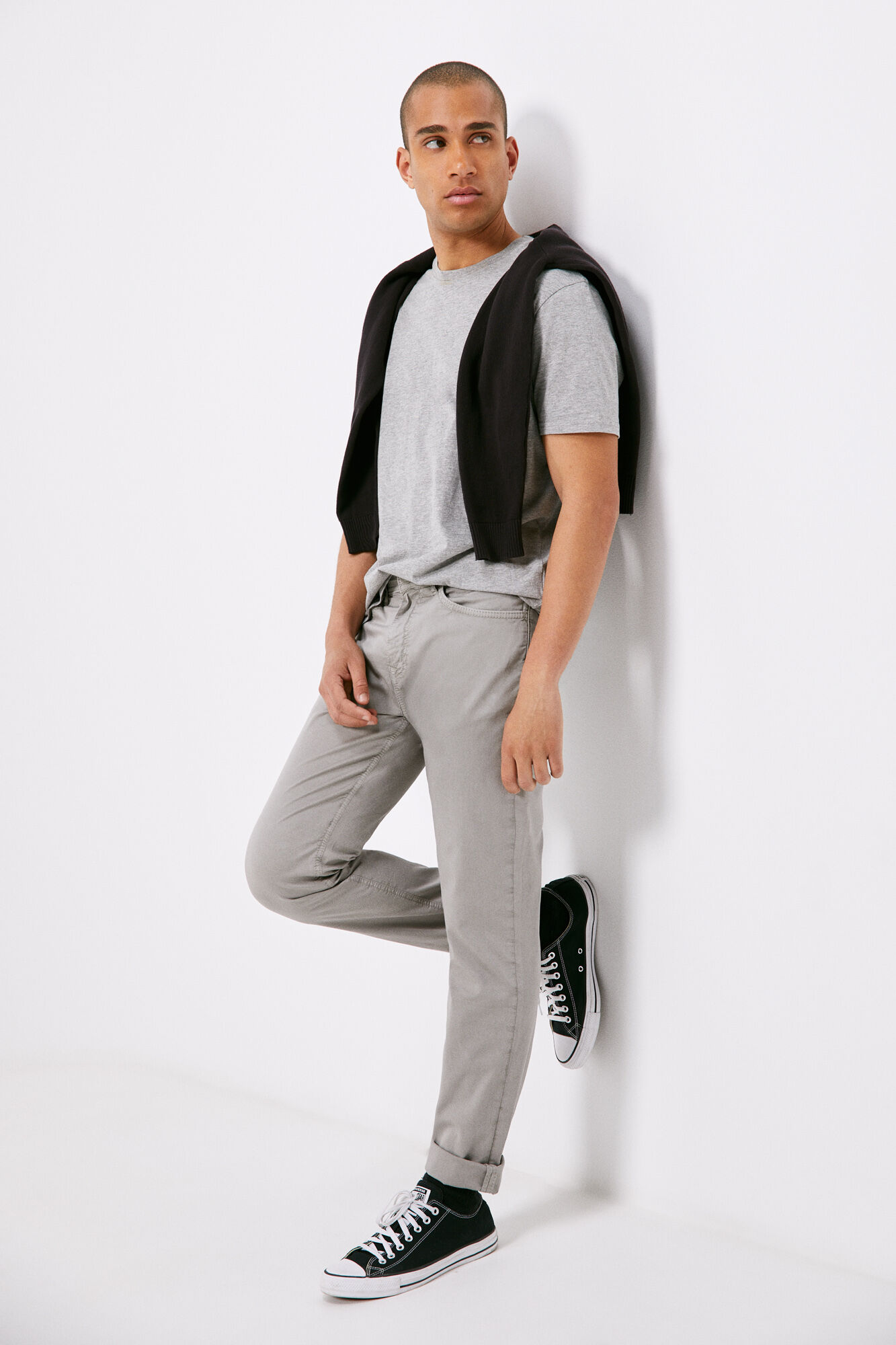 Calça com 5 bolsos, cor clara, lavagem slim - cinza médio