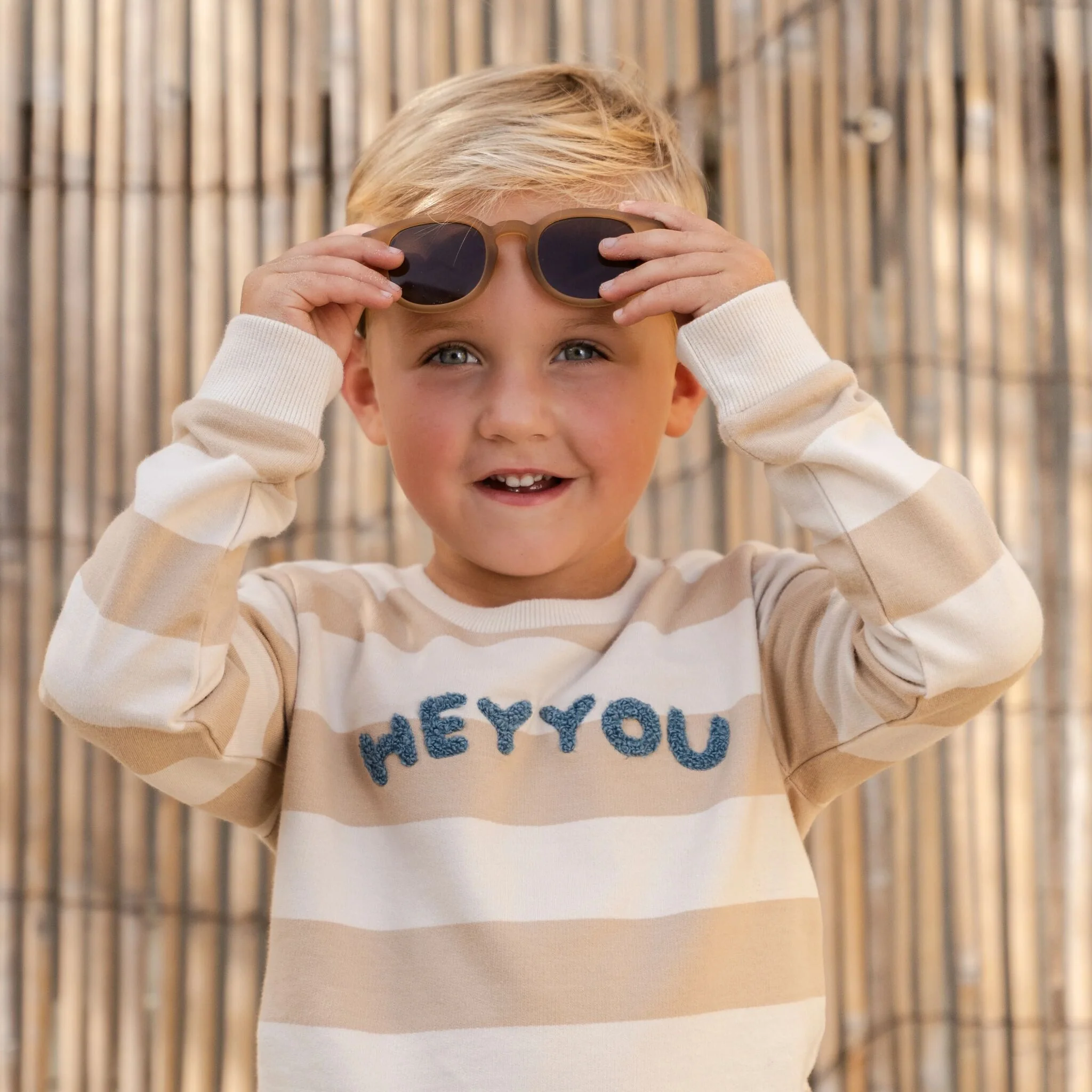 Zandkleurige biologische sweater met streep en borduursel – comfortabel & zomers