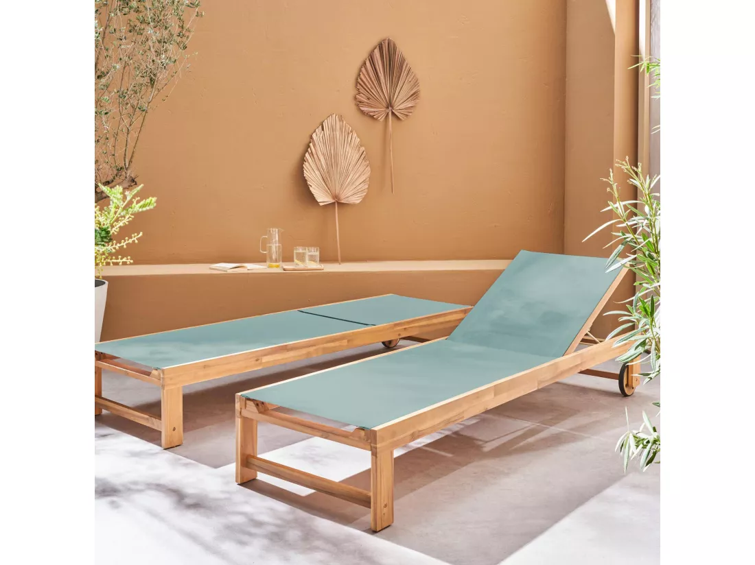 Lot de 2 bains de soleil en bois d'acacia et textilène kaki. multi positions avec roulettes
