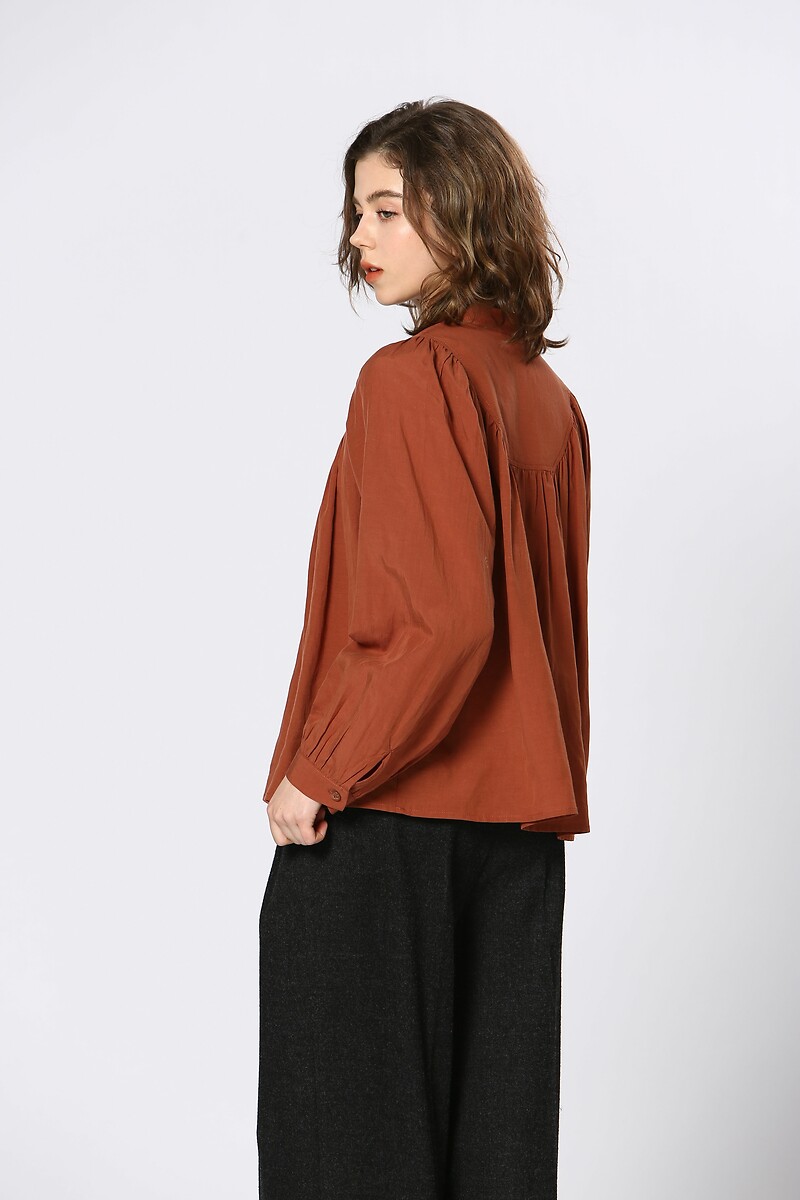 ATÉ BREVE<br>Blusa com gola mandarim e fechamento por botões