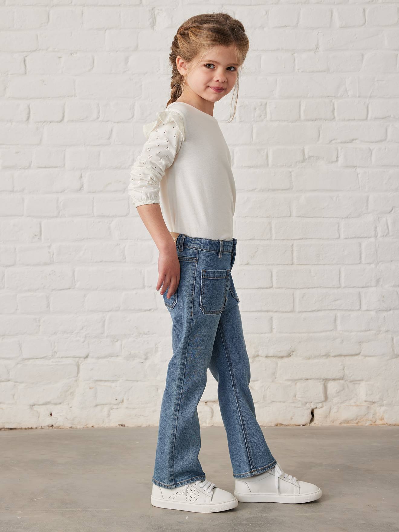 Calça jeans azul boca de sino estilo pirata para meninas