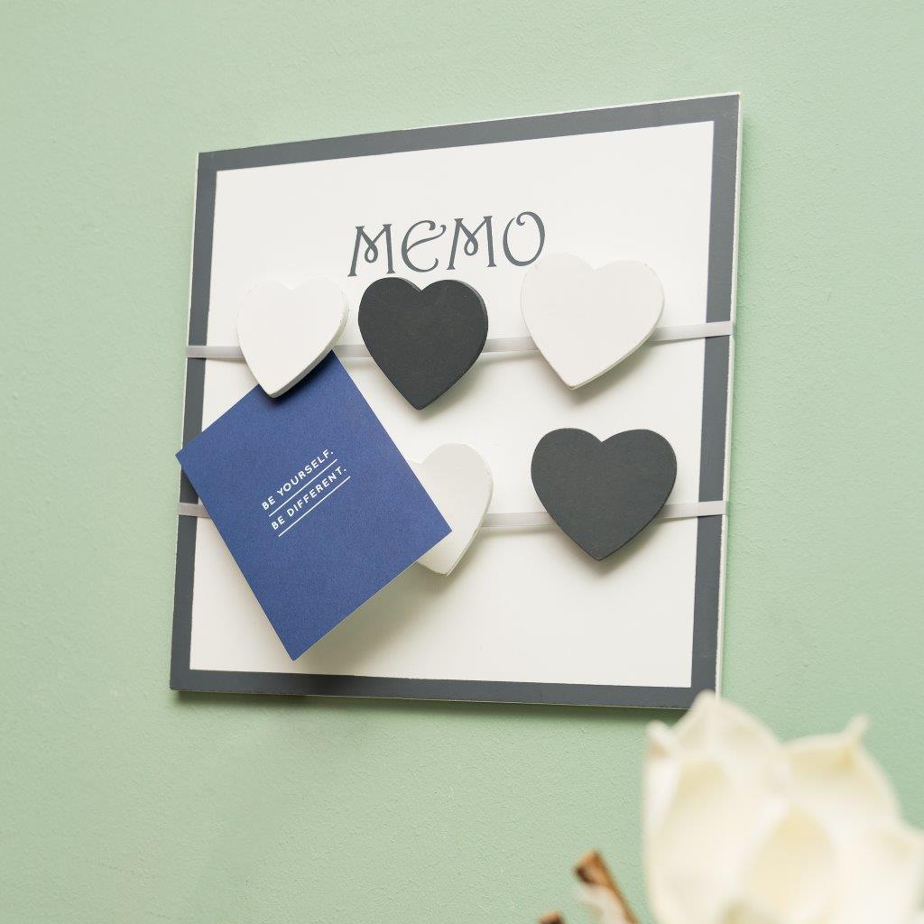 Holz-Memotafel RANDI - weiß-schwarz - mit Herz-Klammern