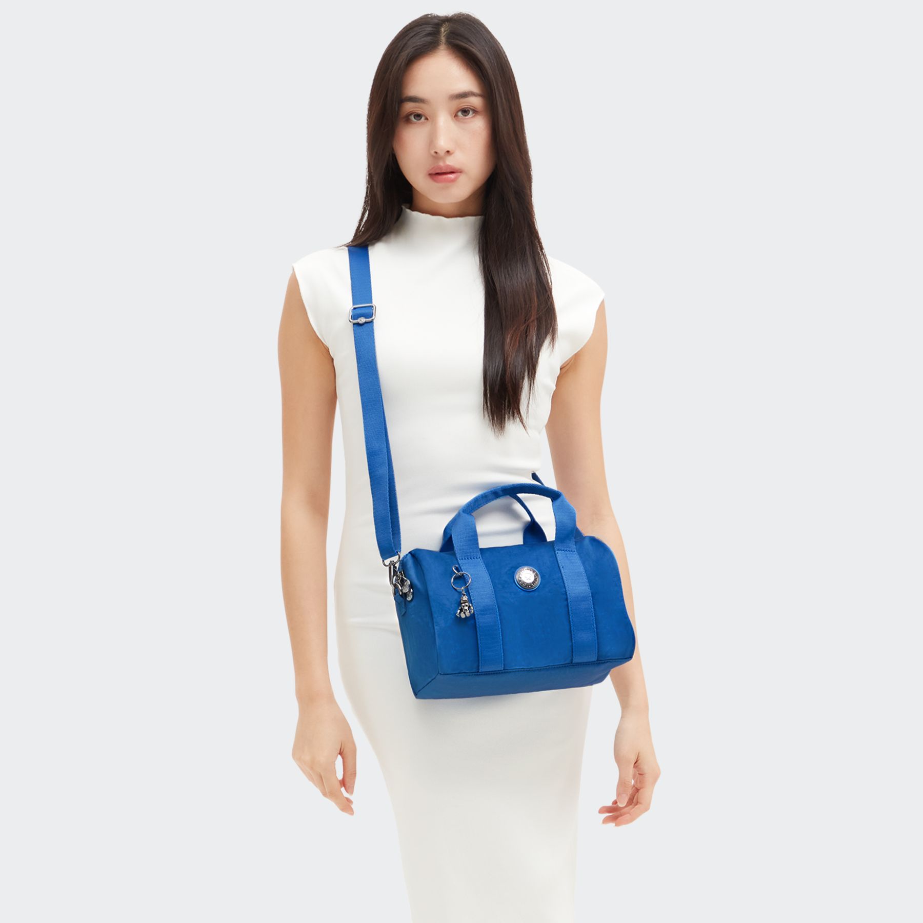 BINA M Sac à main de taille moyenne avec bandoulière ajustable amovible - Satin Blue