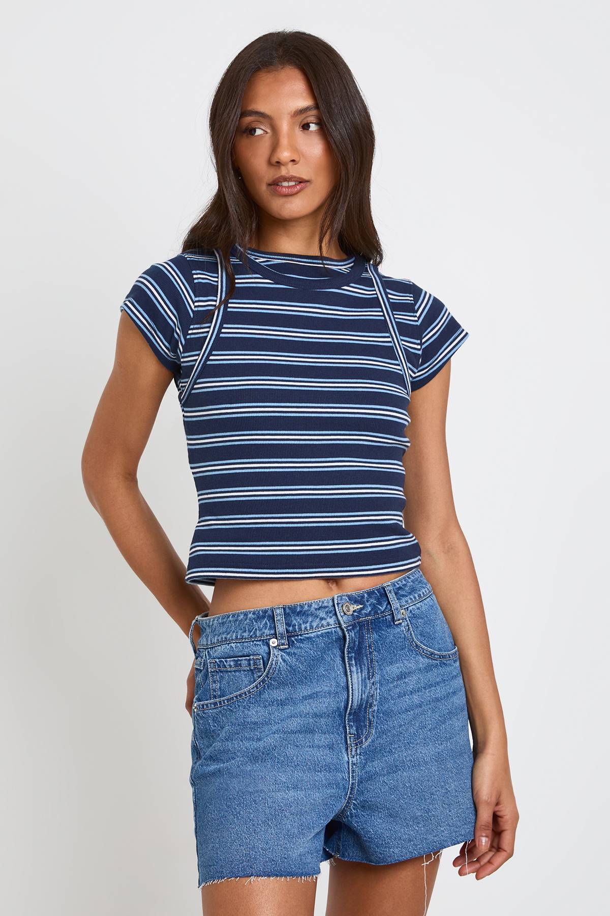boohoo Short mini en denim pour grandes tailles