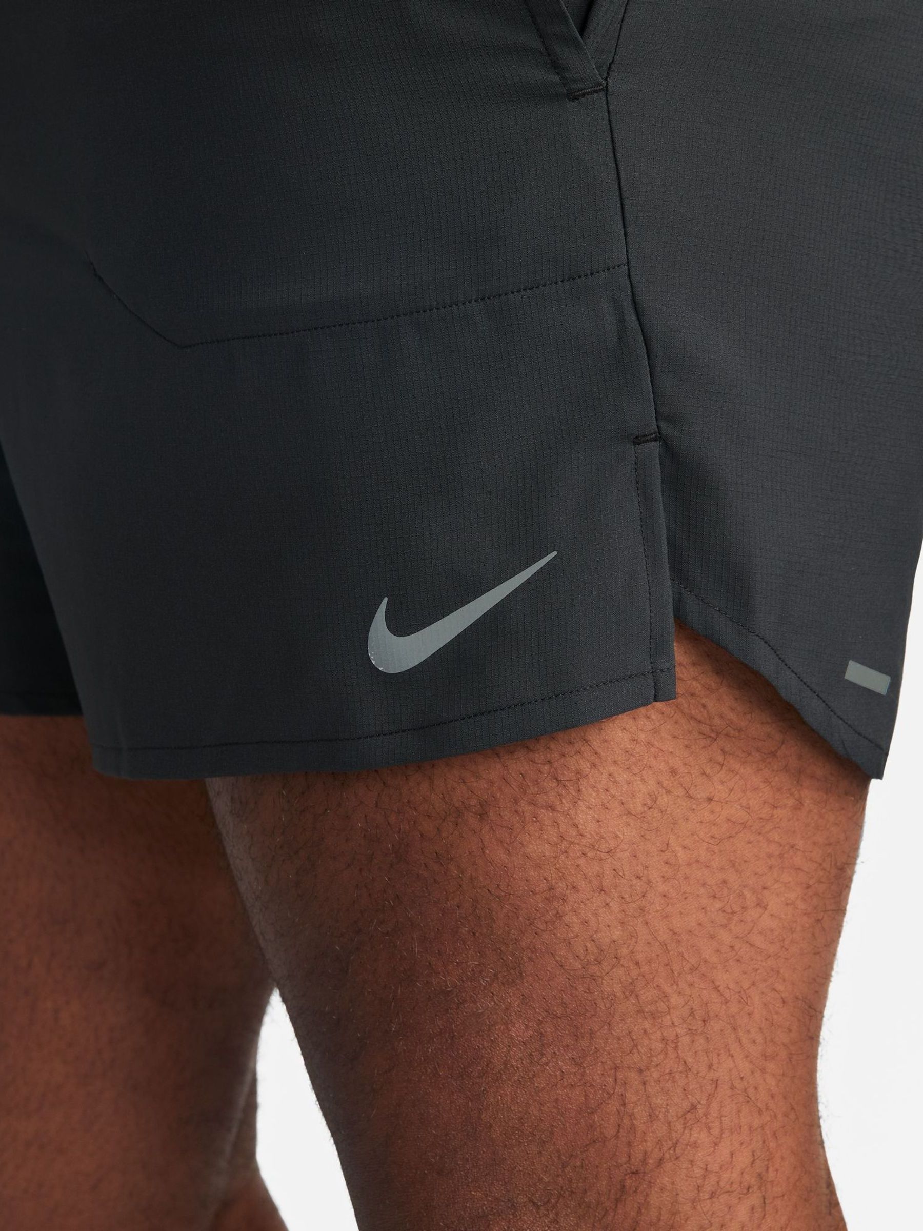 Zwart/grijs - 5 inch - Nike Dri-FIT Stride hardloopshort