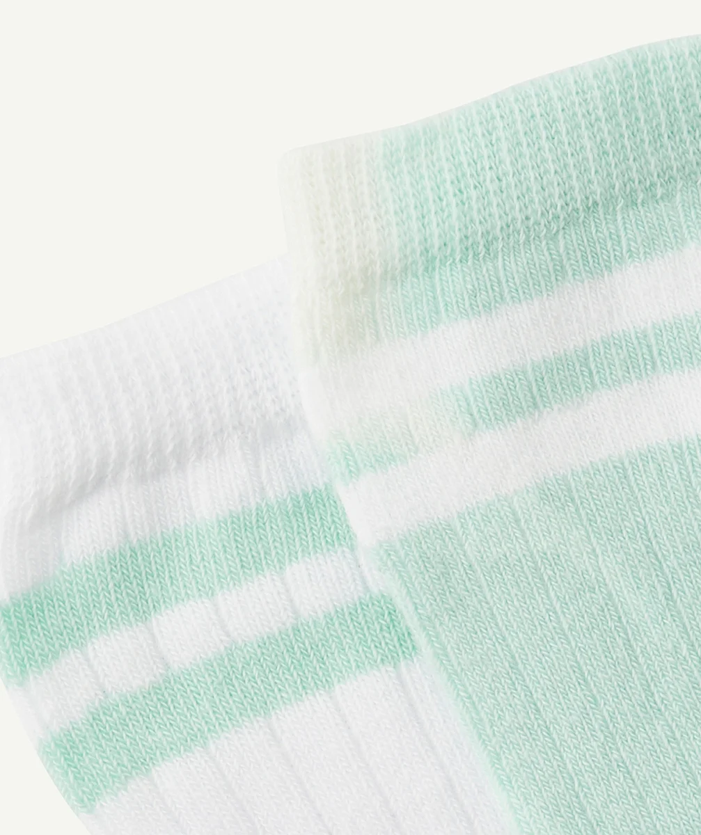 LE LOT DE 2 PAIRES DE CHAUSSETTES BLANCHES ET VERTES