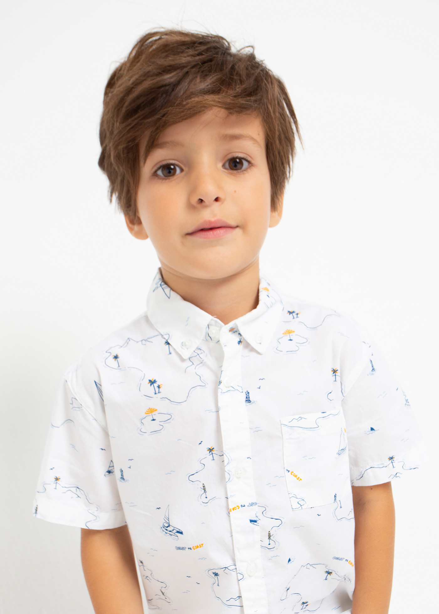 Camisa estampada de manga curta feita com algodão sustentável para meninos