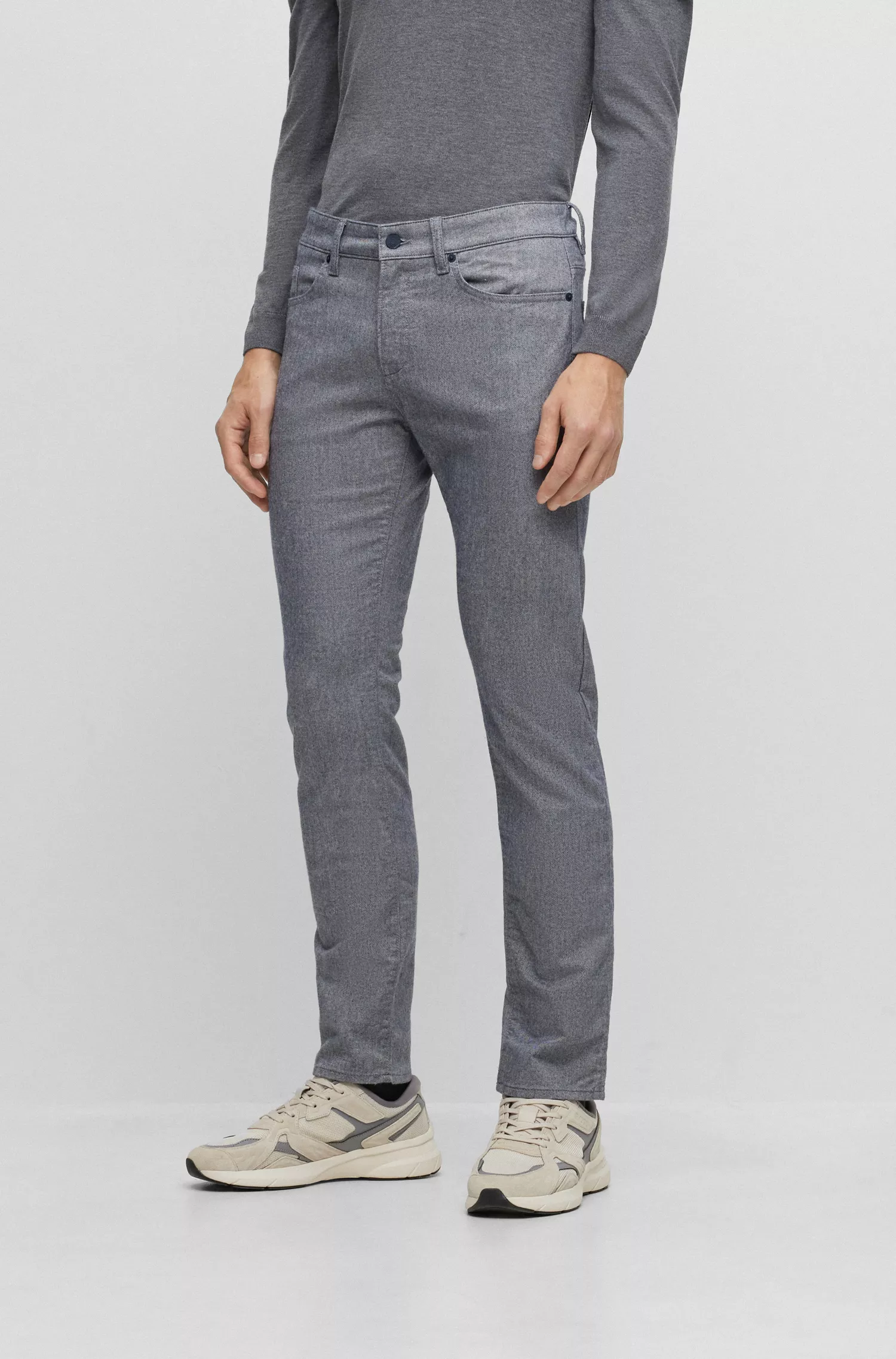 Calça jeans BOSS preta, corte slim, em sarja escovada bicolor.