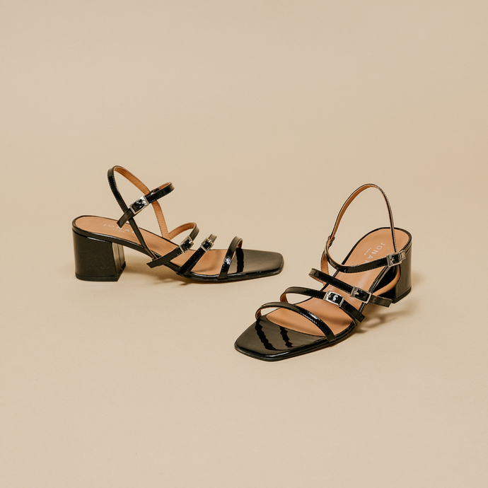 Sandales à talons et brides  en cuir vernis noir