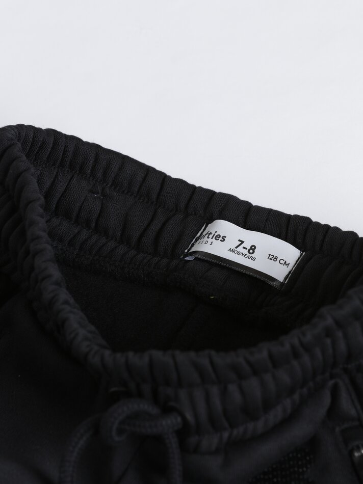 Calça esportiva com joelheiras - Preta