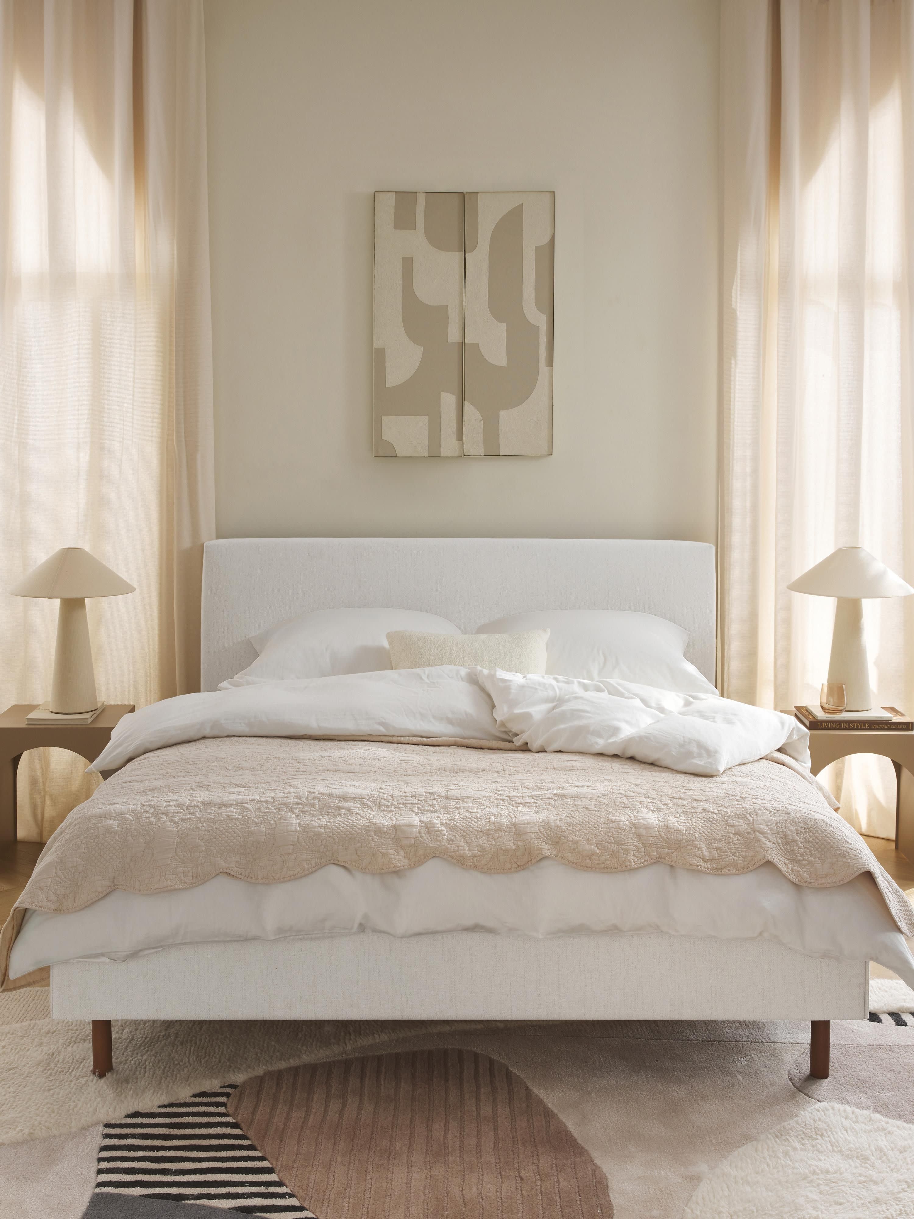 Gestoffeerd bed Giulia met houten poten