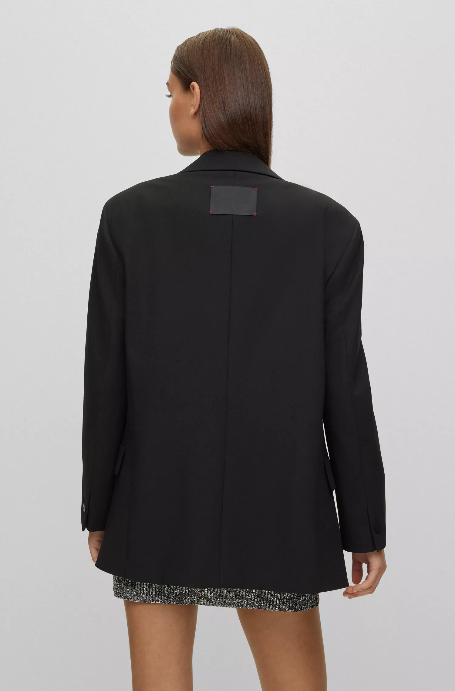 Jaqueta HUGO vermelha, modelagem oversized, com um botão e patch com o logo.
