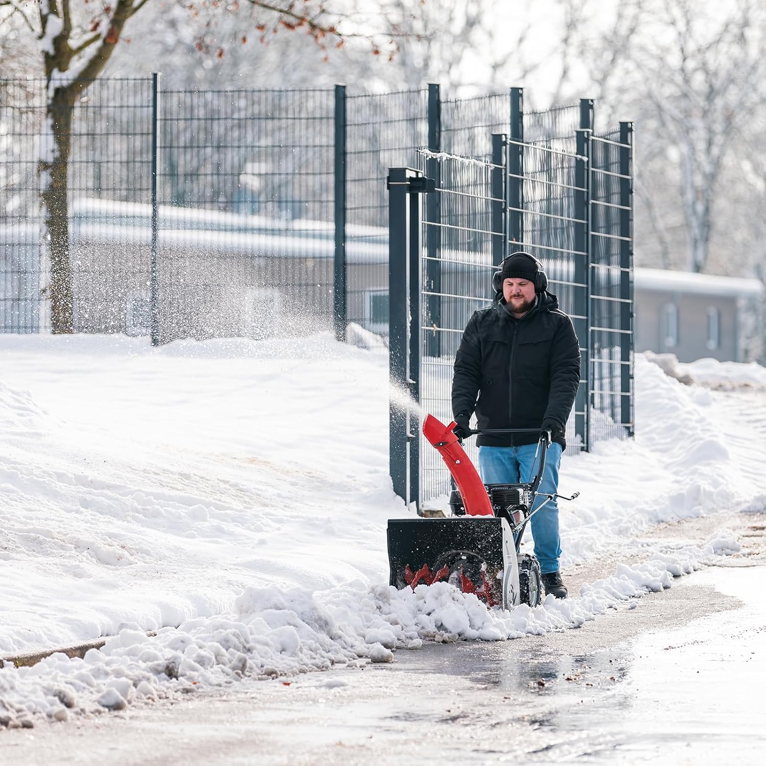 Scheppach Benzin Schneefräse ST570 mit Radantrieb | 5,6 PS | 57cm Arbeitsbreite | 53,5 cm Arbeitshöhe | Wurfweite bis 6m | 6-Vorwärts- & 2-Rückwärtsgänge | 180 Grad Auswurftrichter | Stollenreifen