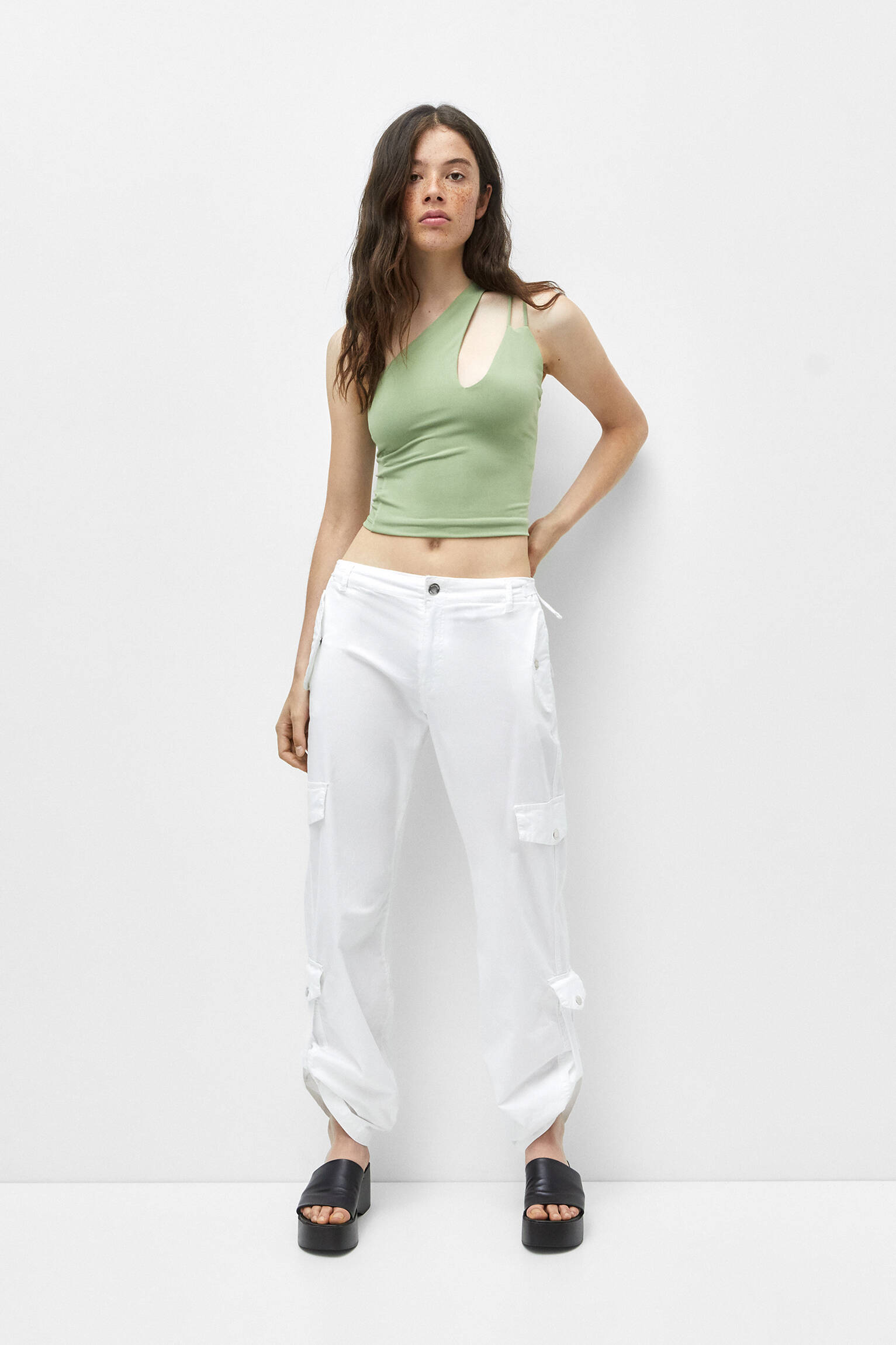 BLUSA COM ALÇAS ASSIMÉTRICAS - CÁQUI CLARO