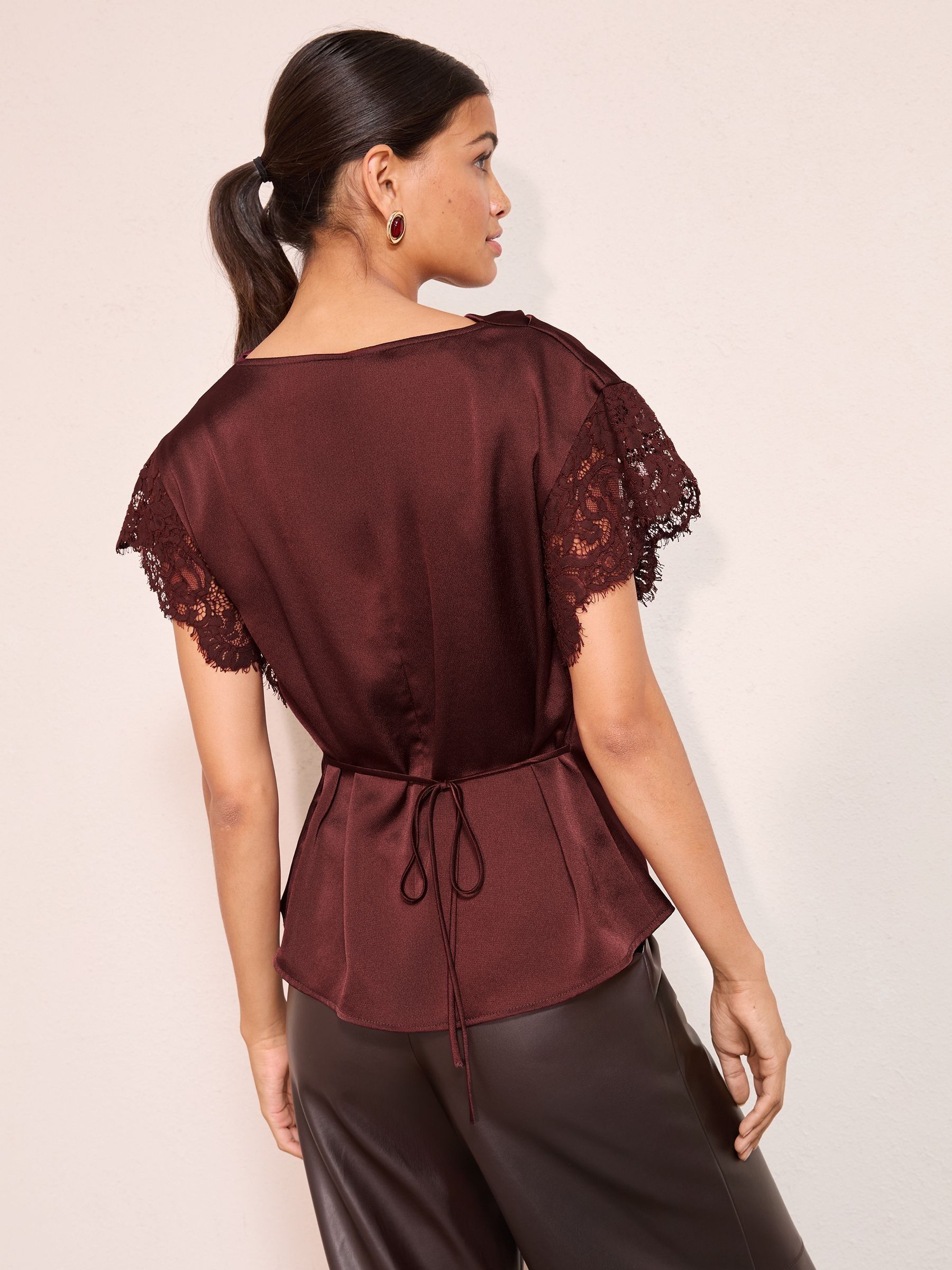 Rood - Friends Like These satijnen blouse met kanten detail en watervalhals
