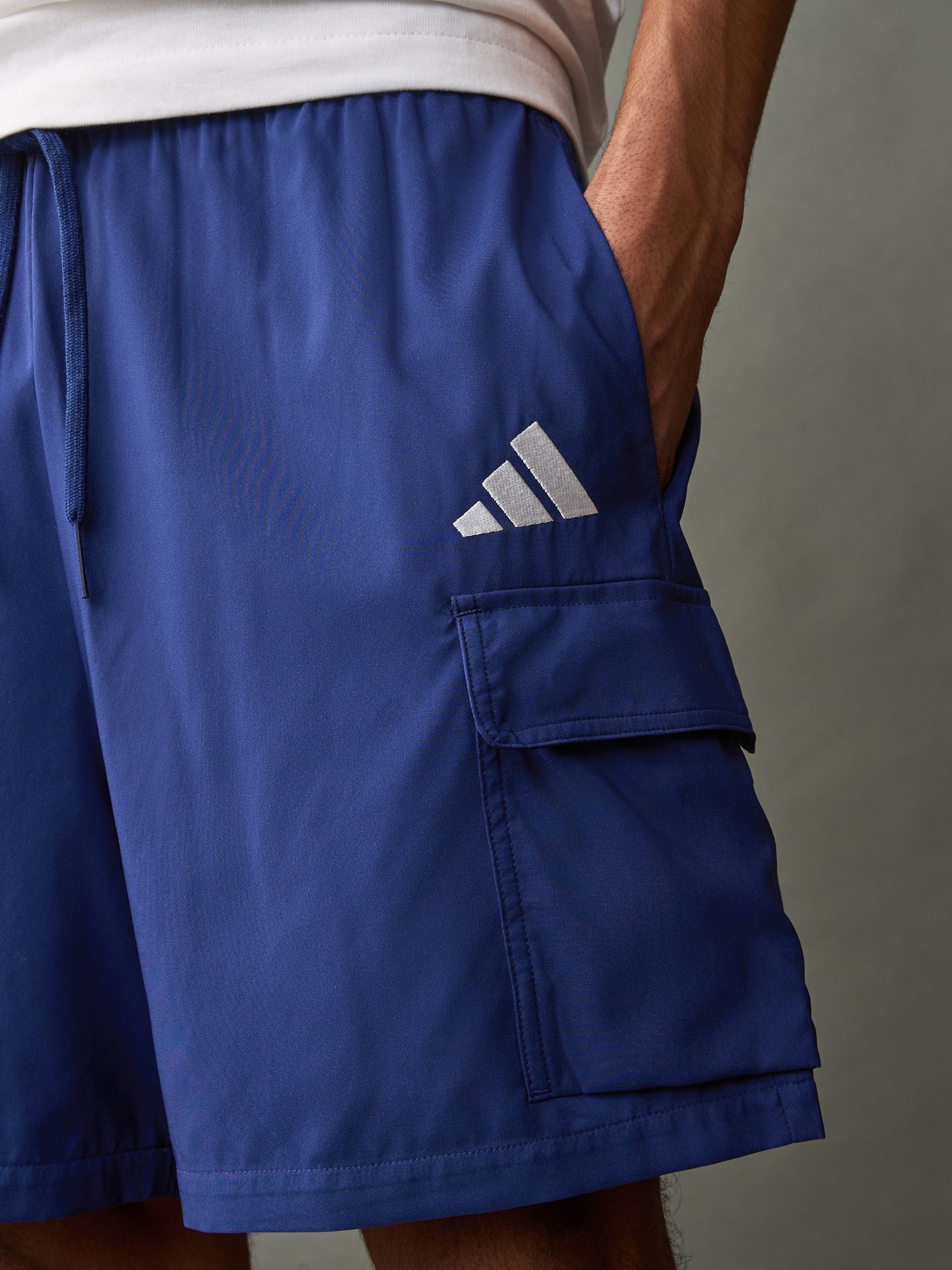 Blauw - adidas Small Essentials Logo Cargo Chelsea Shorts