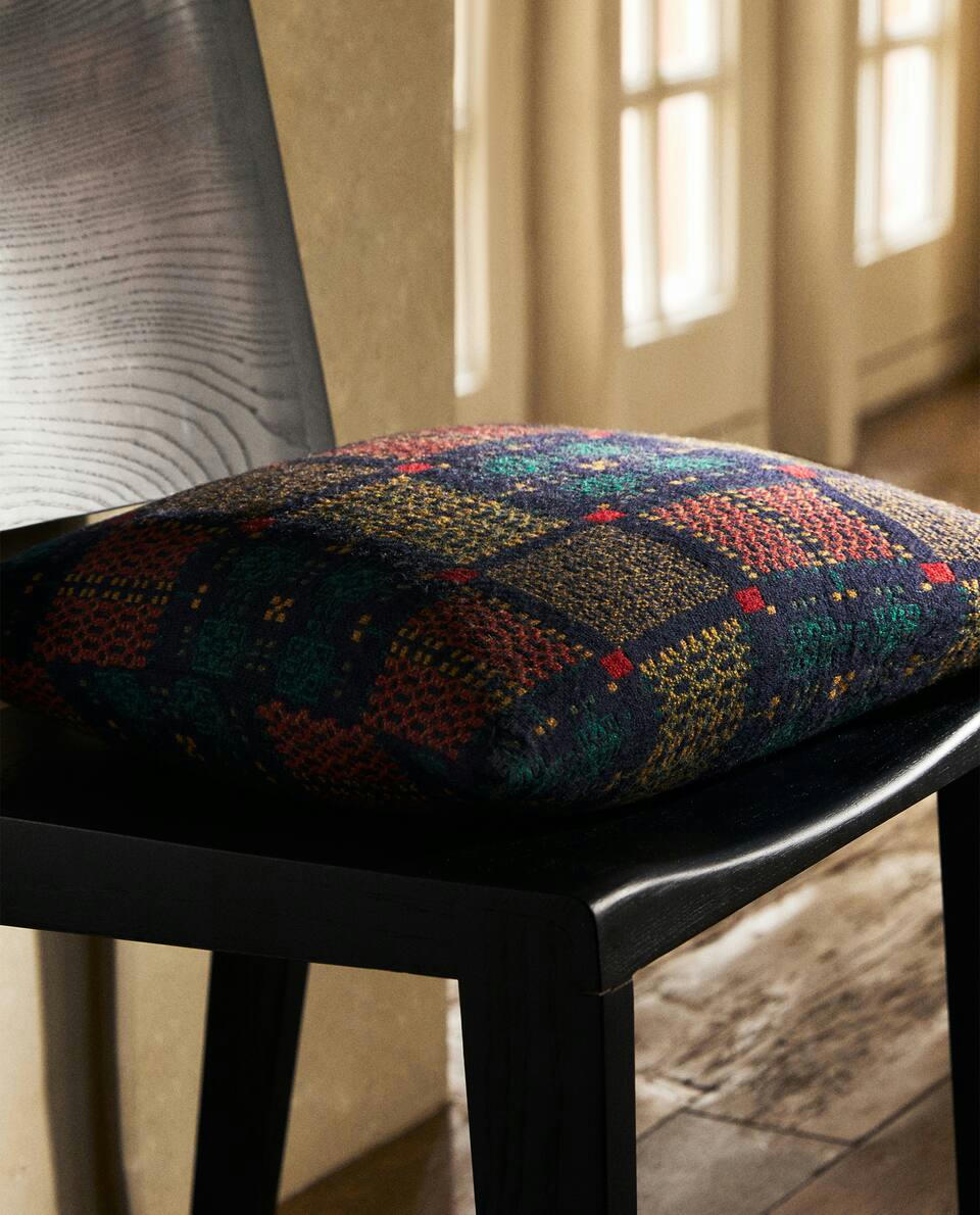 CAPA DE ALMOFADA EM LÃ JACQUARD MULTICOLORIDA
