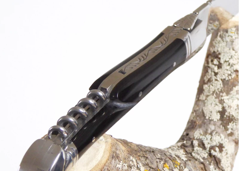 Couteau Laguiole avec un manche en Corne brune et tire bouchon et mitres Inox