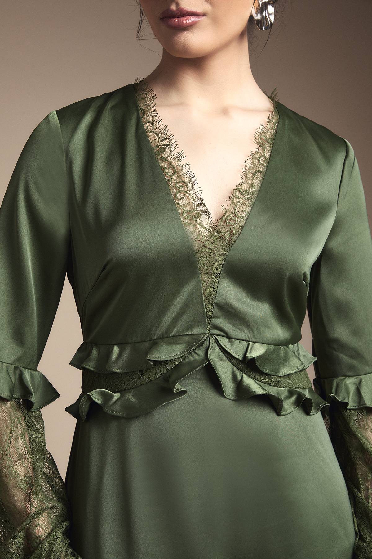 Oasis Robe Mi-Longue Col V à Manches en Dentelle et Taille Froncée