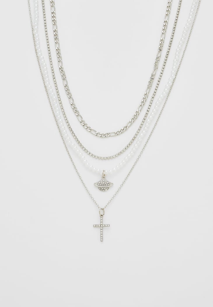 Conjunto de 4 colares com pingentes de cruz e planeta cravejados de strass.