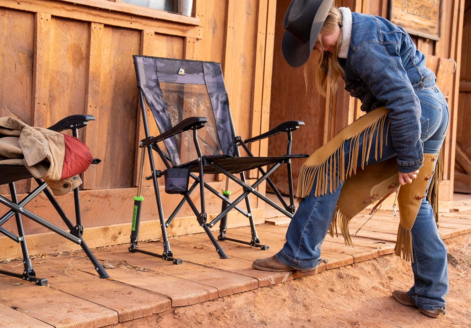 GCI Outdoor Roadtrip Rocker Tragbarer Outdoor-Schaukelstuhl mit Getränkehalter